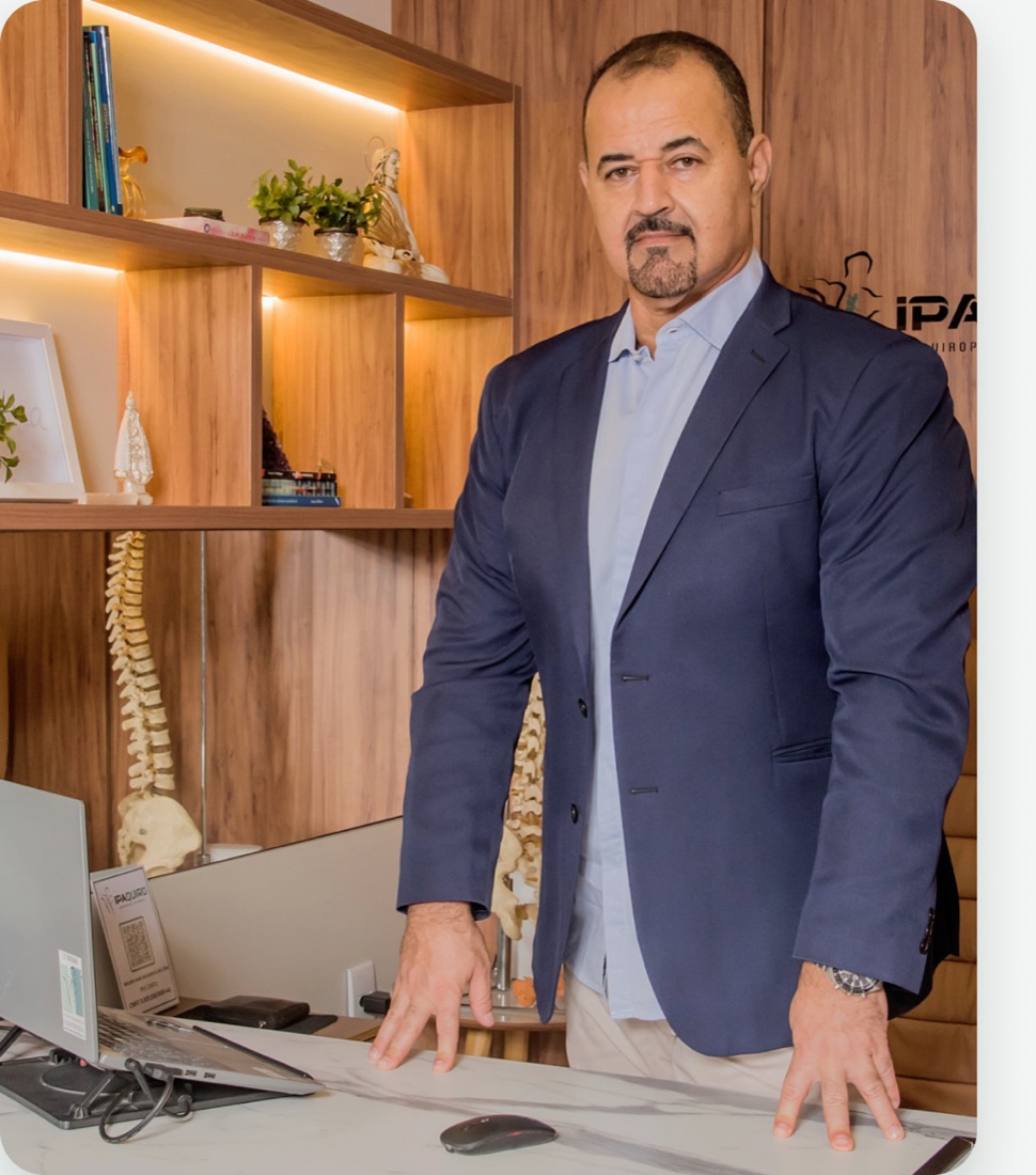 Dr. Helder Nani Ricardo no consultório da Ipaquiro em Ipatinga